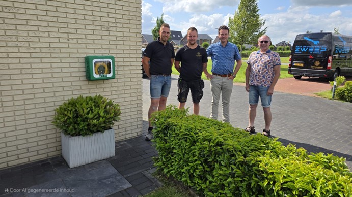 Op bijgaande foto zie je de betrokken partijen: v.l.n.r. Jasper Zweep en Jeroen Stek van Totaalbouw Stek, Ren Perton van Projectbureau Blauwestad en bewoner Chris Gras.